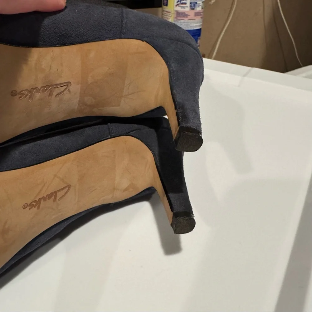 Clarks Carlita Quinn Navy Blue Suede Ankle Bootie Heels, Size 7 - Picture 13 of 14